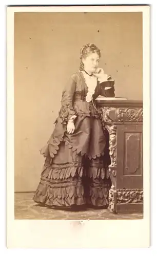 Fotografie unbekannter Fotograf und Ort, Portrait, junge Frau im Biedermeierkleid mit Hochsteckfrisur