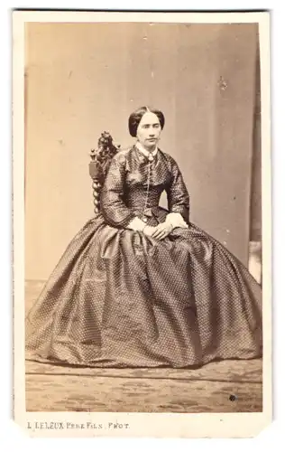 Fotografie I. Leleux peres-Fils, Paris, Rue du Centre 5, Portrait Frau im seidenen Püncktchenkleid