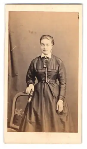 Fotografie A. Scheffermeyer, Malines, Rue du Bruel 82, Portrait junge Frau im seidenen Kleid lehnt an einem Stuhl