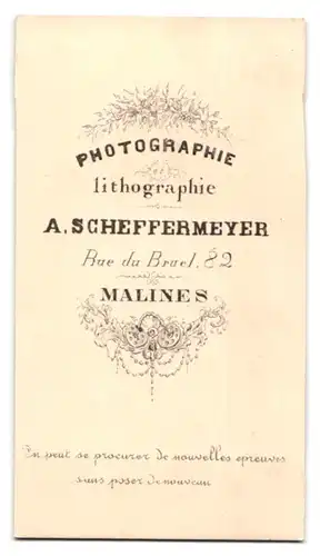 Fotografie A. Scheffermeyer, Malines, Rue du Bruel 82, Portrait junge Frau im seidenen Kleid lehnt an einem Stuhl