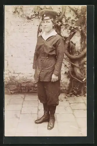 Foto-AK Uniformfoto einer Eisenbahnerin