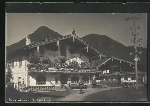 AK Ruhpolding, Bauernhaus mit Gebirge