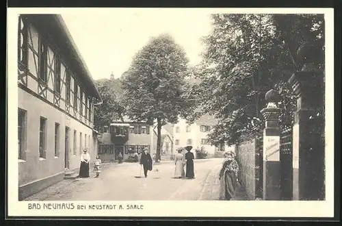 AK Bad Neuhaus bei Neustadt a. Saale, Strassenpartie mit Gebäudeansicht