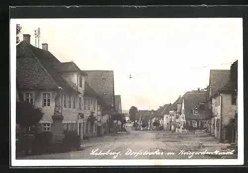 Foto-AK Lehrberg, Blick in die Dorfstrasse mit Kriegerdenkmal
