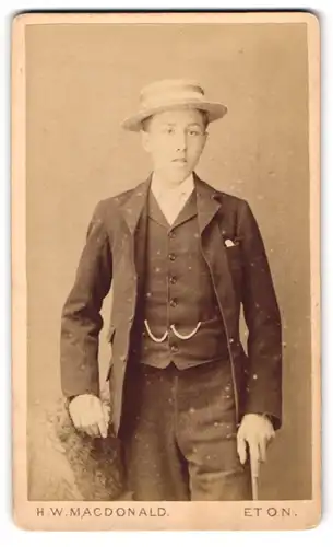 Fotografie H.W. Macdonald, Eton, 57 High Street, Junger Bursche im Anzug und Strohhut