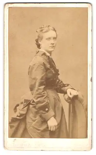 Fotografie Eugen Kegel, Cassel, Grosse-Rosen-Strasse 5, Bildschöne Frau in festlichem Kleid