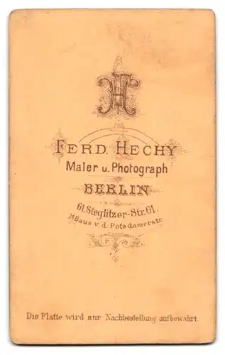 Fotografie F. Hechy, Berlin, Steglitzer-Strasse 61, Junger Bursche im Anzug mit Scheitel