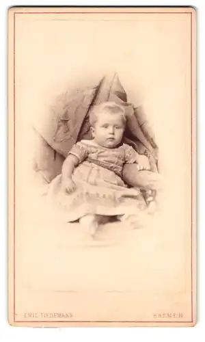 Fotografie Emil Tiedemann, Bremen, Richtweg 12, Drolliges Baby im Kleidchen