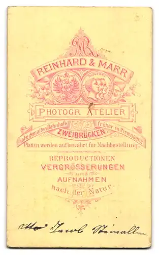 Fotografie Reinhard & Marr, Zweibrücken, Süsser Steppke im Anzug mit Rüschenkragen