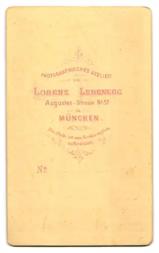 Fotografie Lorenz Lebenegg, München, Augusten-Strasse 57, Knabe lehnt lässig im Sessel