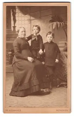 Fotografie Fr. Neumayer, München, Neuhauserstrasse 29, Mutter mit ihren zwei Burschen