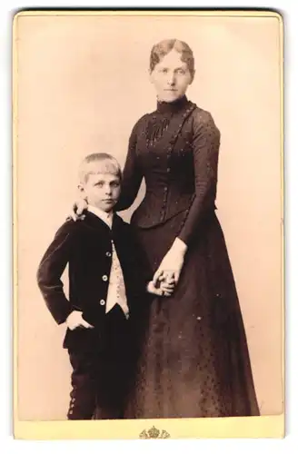 Fotografie Karl Lützel, München, Dachauerstrasse 19, Mutter mit ihrem Sohn in feierlicher Kleidung