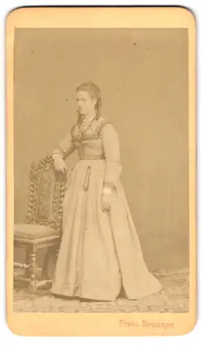 Fotografie Franz Neumayer, München, Neue Pferdstrasse 2, Schönes Fräulein in festlichem Kleid und Locken