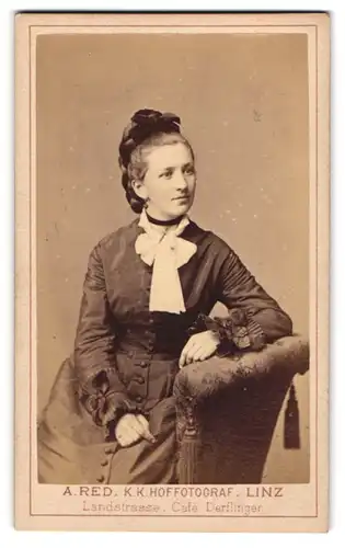 Fotografie A. Red, Linz, Landstrasse, Bildschöne Frau mit geflochtenen Haaren und Schleife