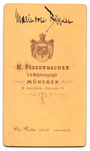 Fotografie M. Pössenbacher, München, Amalien-Strasse 6, Junges Fräulein mit gelangweiltem Blick