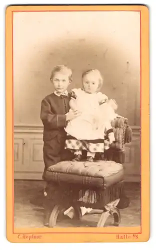 Fotografie C. Höpfner, Halle a. S., Alter Markt 1, Bruder mit seiner kleinen Schwester auf Sessel