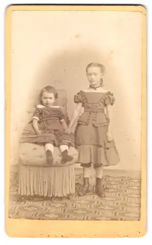 Fotografie Adolf Zeisig, Perleberg, Zwei Schwestern in Rüschenkleidern
