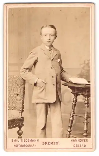 Fotografie Emil Tiedemann, Bremen, Richtweg Nr. 12, Bürgerlicher Junge im Anzug mit Mittelscheitel