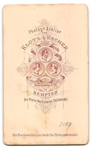 Fotografie Klotz und Bscher, Kempten, Salzstrasse K 101, Kleines Mädchen in Samt-Kleid