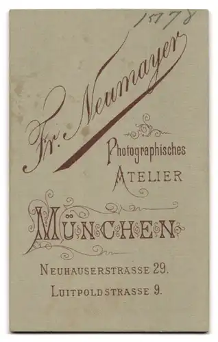 Fotografie Fr. Neumayer, München, Neuhauserstrasse 29, Junge in Anzug und mit Seitenscheitel