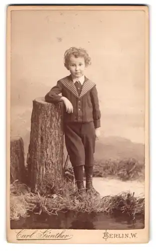 Fotografie Carl Günther, Berlin, Behrenstrasse 24, Kind im Matrosenanzug und mit gelocktem Haar