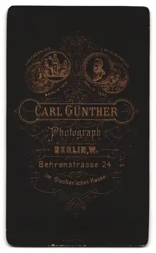 Fotografie Carl Günther, Berlin, Behrenstrasse 24, Kind in Matrosenanzug mit Gewehr und gelocktem Haar