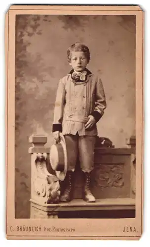 Fotografie C. Bräunlich, Jena, Junge mit Anzug und Hut