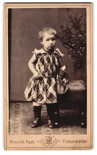 Fotografie Hinrich Fock, Finkenwärder, Mädchen mit kurzen Haaren in Kleid mit Puppe