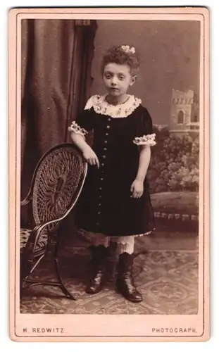 Fotografie M. Redwitz, Neustadt a. S., Mädchen mit lockigem Haar in schönem Kleid