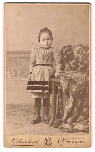 Fotografie G. Reinhard, Pirmasens, Schlossstrasse 55, Kleines Mädchen in karriertem Kleid mit Puffärmeln