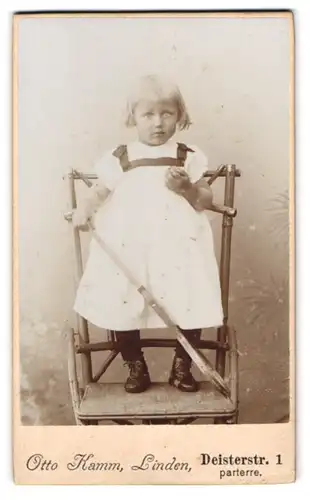 Fotografie Otto Kamm, Linden, Deisterstrasse 1, Kleines Mädchen in Kleid auf Stuhl stehend