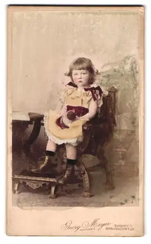Fotografie Georg Meyer, Braunschweig, Bankplatz 3, Junges Mädchen in süssem Kleid mit Pony