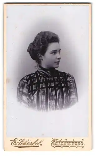 Fotografie E. Schinkel, Blankenburg, Mauerstrasse 3, Hübsche junge Frau in hochgeschlossenem kleid