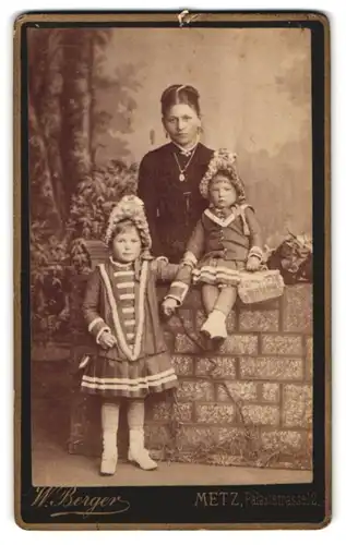 Fotografie W. Berger, Metz, Palaststrasse 12, Mutter mit ihren beiden Töchtern in bürgerlicher Kleidung