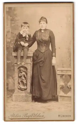 Fotografie Bapt. Urban, München, Dachauerstrasse 25, Mutter und Sohn in bürgerlicher Kleidung