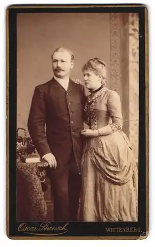 Fotografie Oscar Strensch, Wittenberg, Markt 14, Portrait eines bürgerlichen Ehepaares