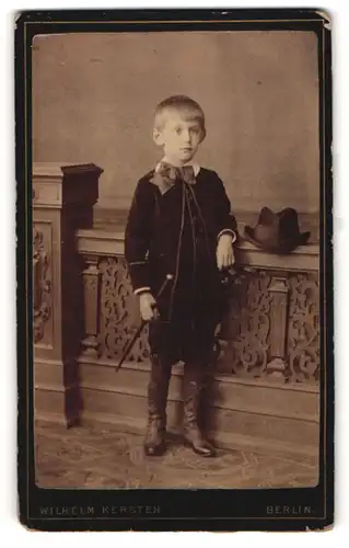 Fotografie Wilhelm Kersten, Berlin, Krausen-Strasse 40, Junge in ordentlicher Kleidung mit Stock und Hut