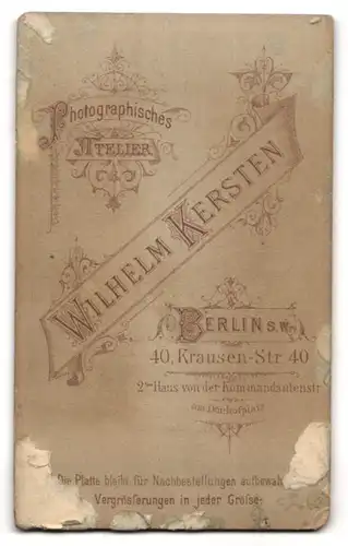 Fotografie Wilhelm Kersten, Berlin, Krausen-Strasse 40, Junge in ordentlicher Kleidung mit Stock und Hut