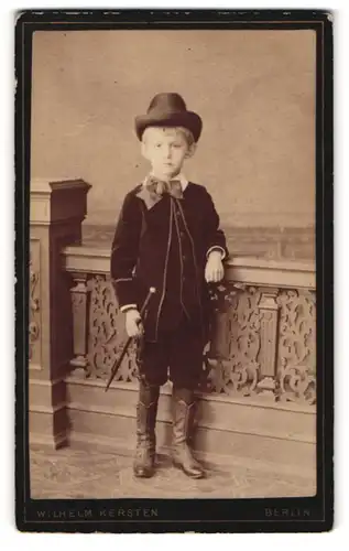 Fotografie Wilhelm Kersten, Berlin, Krausen Strasse 40, Bürgerlicher Junge mit Hut und Stock