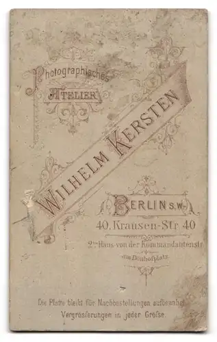 Fotografie Wilhelm Kersten, Berlin, Krausen Strasse 40, Bürgerlicher Junge mit Hut und Stock