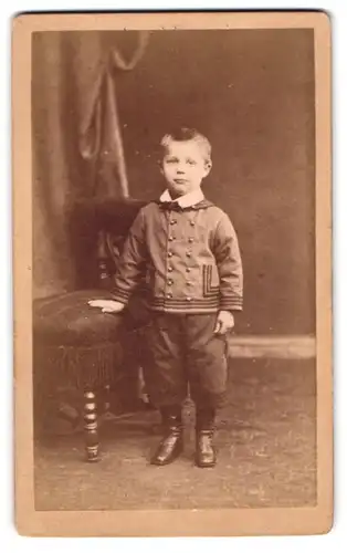 Fotografie W. Karrass, Bremen, Hutfilterstrasse 38, Junge mit Matrosenanzug und kurzem Haar