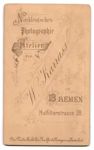 Fotografie W. Karrass, Bremen, Hutfilterstrasse 38, Junge mit Matrosenanzug und kurzem Haar