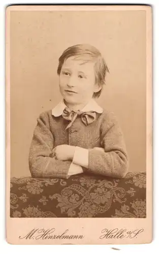 Fotografie M. Hinzelmann, Halle a. S., Junge mit Anzug und Fliege