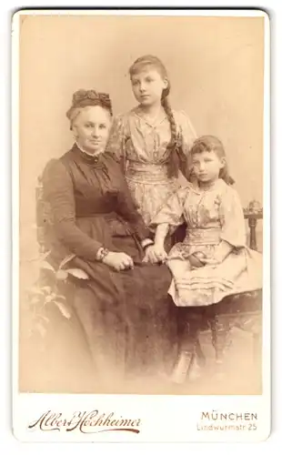 Fotografie Albert Höchheimer, München, Lindwurmstrasse 25, Portrait einer Grossmutter mit ihren beiden Enkeltöchtern