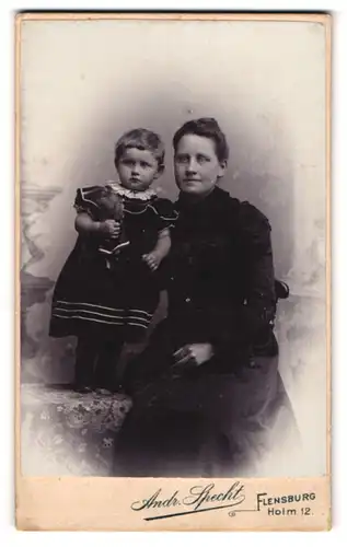 Fotografie Andr. Specht, Flensburg, Holm 12, Mutter und Kleinkind in schwarzen Kleidern