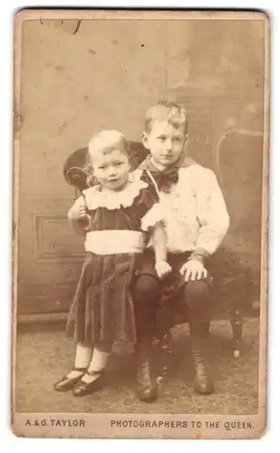 Fotografie A. und G. Taylor, Leeds, Manningham Lane 84, Bruder und Schwester in bürgerlicher Kleidung