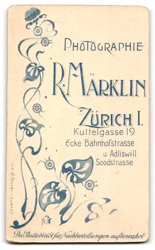 Fotografie R. Märklin, Zürich, Kuttelgasse 19 Ecke Bahnhofstrasse, Portrait kleiner Junge im Matrosenanzug