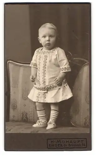 Fotografie H. Mohaupt, Emden, Gr. Brückstrasse 74, Portrait kleines Kind im hübschen Kleid