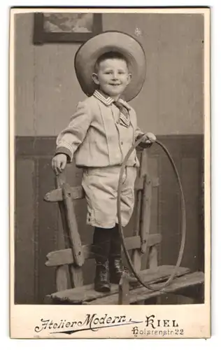 Fotografie Atelier Modern, Kiel, Holstenstrasse 22, Portrait kleiner Junge im Matrosenanzug mit Reifen