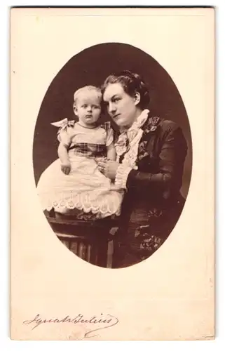 Fotografie Ignatz Julius, Hamburg, Grosse Bleichen 31, Portrait bürgerliche Dame mit Kleinkind